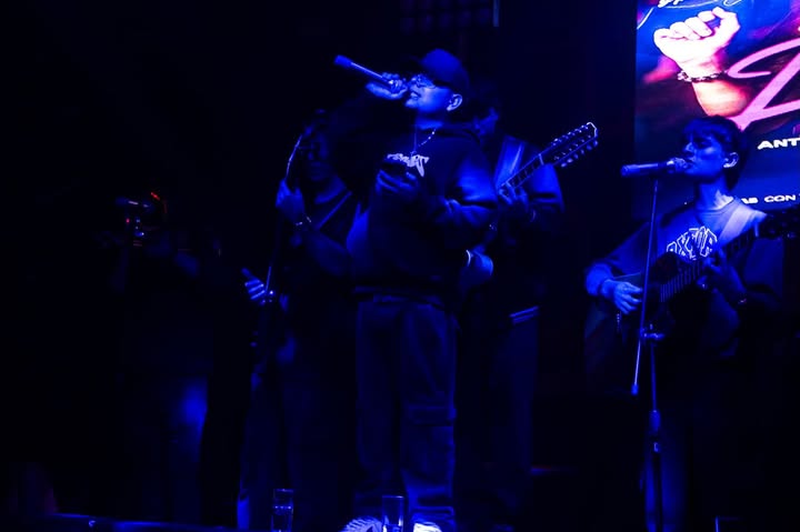 Mafia Tumbada en tarima — imagen 1 de 3